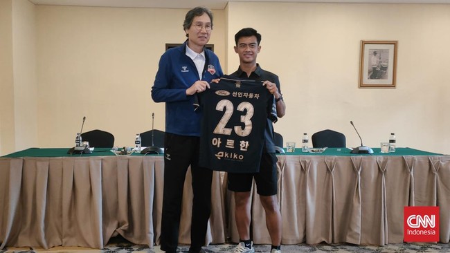 Bek Timnas Indonesia Pratama Arhan mengungkap alasan tak bisa menggunakan nomor punggung 12, yang menjadi nomor identiknya, di Suwon FC.