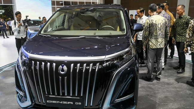 FOTO: Jokowi Resmi Buka Pameran Otomotif IIMS 2024