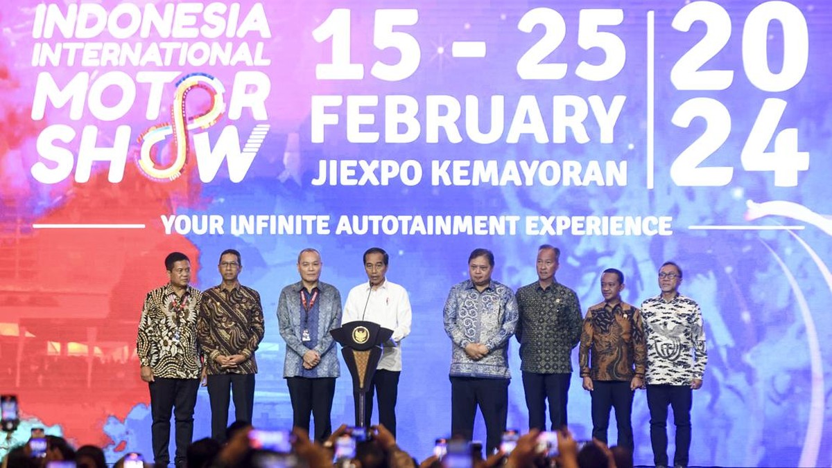 FOTO: Jokowi Resmi Buka Pameran Otomotif IIMS 2024