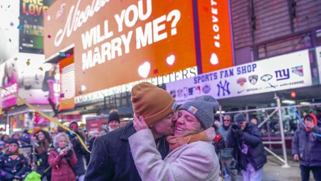 FOTO: Peluk dan Cium Di Mana-mana Kala Dunia Rayakan Valentine