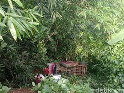 Pikap Muat Logistik Pemilu Masuk Jurang di Blitar