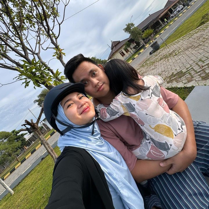 <p>Chaca Frederica masih menyembunyikan wajah sang anak, Cassia Shakir, hingga kini usianya hampir genap empat tahun. Wajah Cassia umumnya ditempeli stiker atau bahkan berpose memunggungi kamera. "Pagi-pagi suami, anak, masih pakai baju tidur. Saya sudah pakai helm. Mau jadi apa sih?" tutur Chaca pada laman media sosialnya. (Foto: Instagram: @chafrederica)</p>