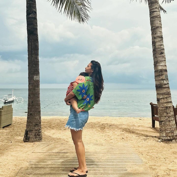 <p>Hingga saat ini, pasangan Indah Permatasari dan Arie Kriting belum mengumumkan nama dan memperlihatkan wajah sang anak ke publik, Bunda. Namun, keduanya kerap mengunggah momen bersama Si Kecil di laman media sosial. "<em>Family</em>," ungkap Indah Permatasari seraya membagikan potret kala berlibur dengan keluarganya. (Foto: Instagram: @indahpermatas)</p>
