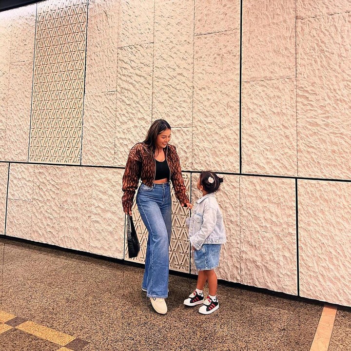 <p>Sama seperti Tasya Farasya, Mutia Ayu istri mendiang Glenn Fredly, sempat menyembunyikan wajah sang anak, Gewa Atlana. Meski begitu, kini netizen sudah bisa melihat wajah cantiknya, lho. "Tidak peduli seberapa banyak aku mengatakan aku mencintaimu, aku selalu mencintaimu lebih dari itu," kata Mutia Ayu kala mengunggah potret bersama sang putri. (Foto: Instagram: @mutia_ayuu)</p>