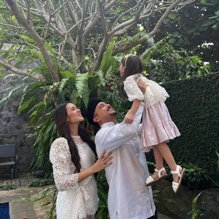 <p>Raisa melahirkan sang putri, Zalina, pada tahun 2019. Sejak lahir, wajah Zalina memang selalu disembunyikan oleh Raisa dan sang suami, Hamish Daud. "5 tahun berlalu begitu saja, <em>my little baby has grown to be my little bestie</em>," kata Raisa kala merayakan ulang tahun sang putri. (Foto: Instagram: @raisa6690)</p>