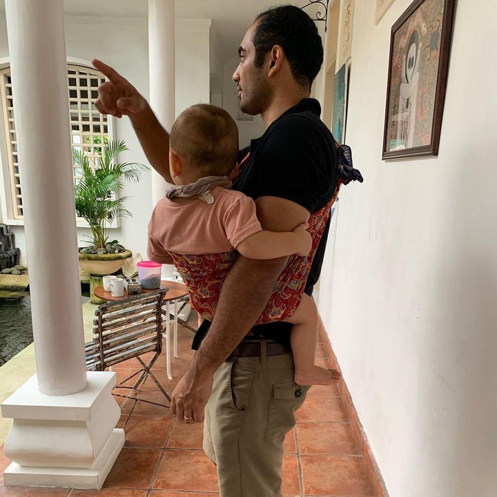 <p>Ario Bayu dikaruniai seorang putra bernama Balthazar Ananta pada tahun 2021, Bunda. Hingga kini, wajah Si Kecil masih terus disembunyikan. "<em>With mini me</em>," tulis Ario Bayu pada laman Instagram-nya seraya menggendong Si Kecil dengan kain jarik. (Foto: Instagram: @bayu_ario)</p>