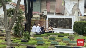 Usai ke Makam Ibu, Prabowo Ziarah Makam Bapak di TPU Karet Bivak