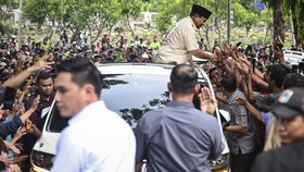 FOTO: Prabowo Disambut Warga saat Ziarah ke TPU Karet Bivak