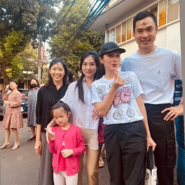 <p>Sandra Dewi dan Harvey Moeis turut merayakan momen Valentine bersama keluarga mereka, nih. Perayaan Valentine juga terasa semakin spesial karena bertepatan dengan momen pemilu dan Rabu Abu. Ia mengunggah potret ketika mereka baru saja mencoblos dan beribadah. "Rabu Abu & Valentine's Day," tulis Sandra. (Foto: Instagram @sandradewi88)</p>