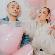 Momen Seru 7 Seleb Rayakan Valentine, Sandra Dewi dan Suami Berburu Lemper!