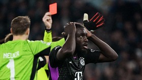 FOTO: Wajah-wajah Sedih Pemain Munchen Usai Dipukul Lazio