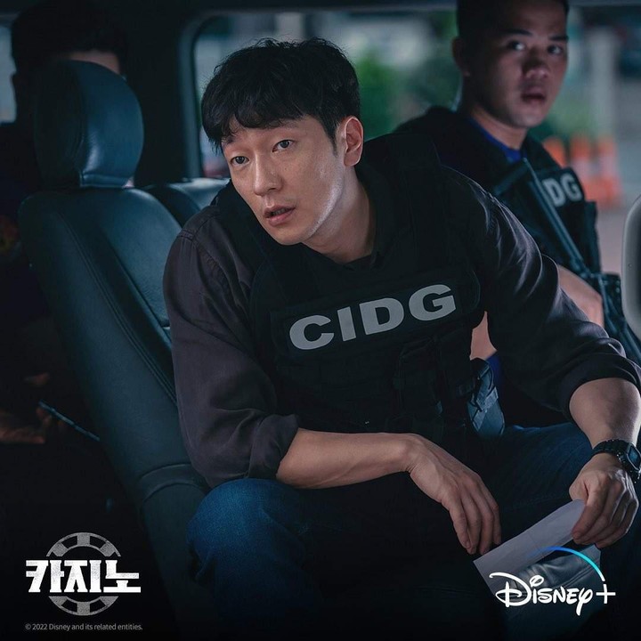 <p>Son Suk Ku tampil memukau sebagai Oh Seung Hoon, tokoh polisi di drama Korea <em>Big Bet</em>. Oh Seung Hoon dikisahkan sebagai polisi yang dikirim ke Filipina untuk menyelidiki kasus kriminal. Di sana, ia malah bekerja sama dengan raja kasino untuk menyelesaikan kasus pembunuhan. (Foto: Disney+)</p>