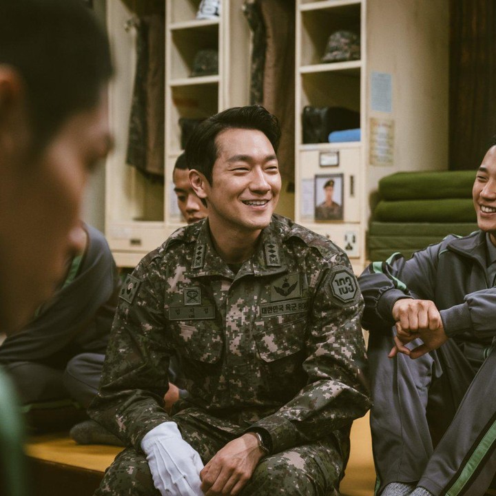 <p>Pada 2021, Son Suk Ku bermain di serial Netflix bertema militer. Ia memerankan tokoh Kapten Im Ji Sup di drama Korea <em>D.P,</em> Bunda. Serial ini mengisahkan tentang misi para tentara militer yang memburu para pembelot. Son Suk Ku juga membintangi musim kedua drama Korea ini yang ditayangkan di 2023. (<br />Foto: Netflix)</p>