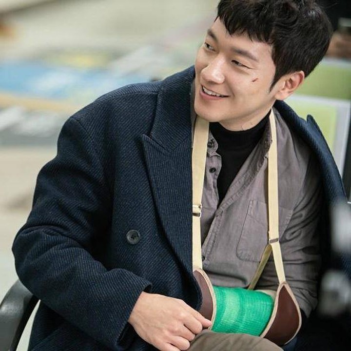 <p>Son Suk Ku telah membintangi berbagai drama Korea sejak 2016. Salah satu serial yang membesarkan namanya adalah <em>Matrimonial Chaos</em> yang tayang di 2018. Son Suk Ku memainkan peran sebagai Lee Jang Hyun. Di drakor komedi romantis ini, ia dikisahkan sebagai pria karismatik berusia 36 tahun yang disukai banyak perempuan namun sebenarnya merasa kesepian. (Foto: KBS2)</p>