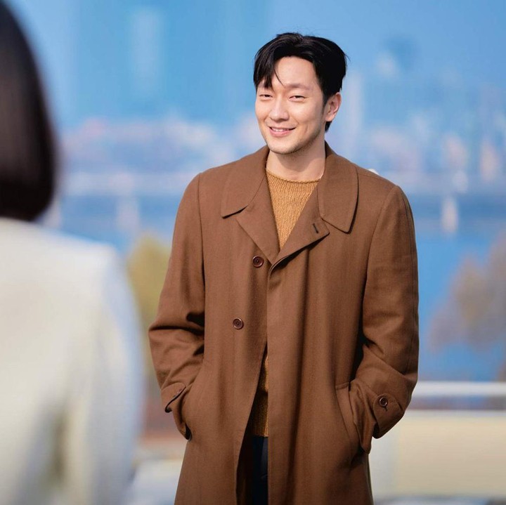 <p>Son Suk Ku juga pernah membintangi drama Korea bergenre slice-of-life. Ia memainkan peran Mr. Gu (Gu Ja Gyeong) di serial <em>My Liberation Notes</em> yang tayang pada 2022. Di drakor itu, ia dikisahkan sebagai pria misterius yang datang ke kota kecil bernama Sanpo dan bekerja untuk keluarga Yeom. (Foto: JTBC)</p>