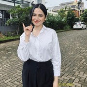 5 Gaya Artis Berbalut Outfit Putih Saat Mencoblos di Pemilu 2024, Raline Shah hingga Beby Tsabina