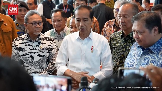 Jokowi meminta media tak terus mencecarnya dengan pertanyaan soal kenaikan harga beras. Ia minta media cek langsung ke lapangan.