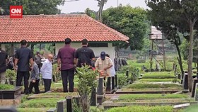 VIDEO: Prabowo Ziarah ke Makam Ibu di Tanah Kusir