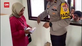 VIDEO: 3 Perempuan Ditangkap Coblos Belasan Surat Suara Sisa