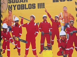 Agak Lain! Viral TPS Pemilu 2024 Tema Proyek, Petugas KPPS Pakai APD & Helm