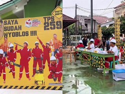 Viral TPS Bertema Proyek, Petugas KPPS Pakai APD dan Helm