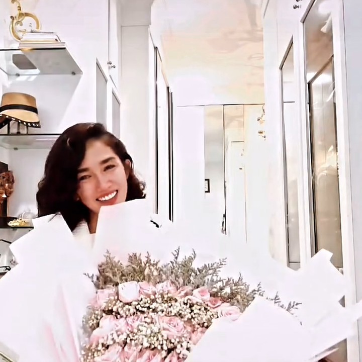 <p>Ussy Sulistiawaty membagikan video saat memperlihatkan buket bunga berukuran besar yang ia dapatkan dari sang suami, Andhika Pratama.<em> "ThankYou...</em> Pupuw," ucap Ussy dalam unggahannya. (Foto: Instagram @ussypratama)</p>