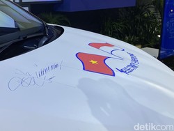 Tanda Tangan Jokowi di Mobil Vietnam VinFast