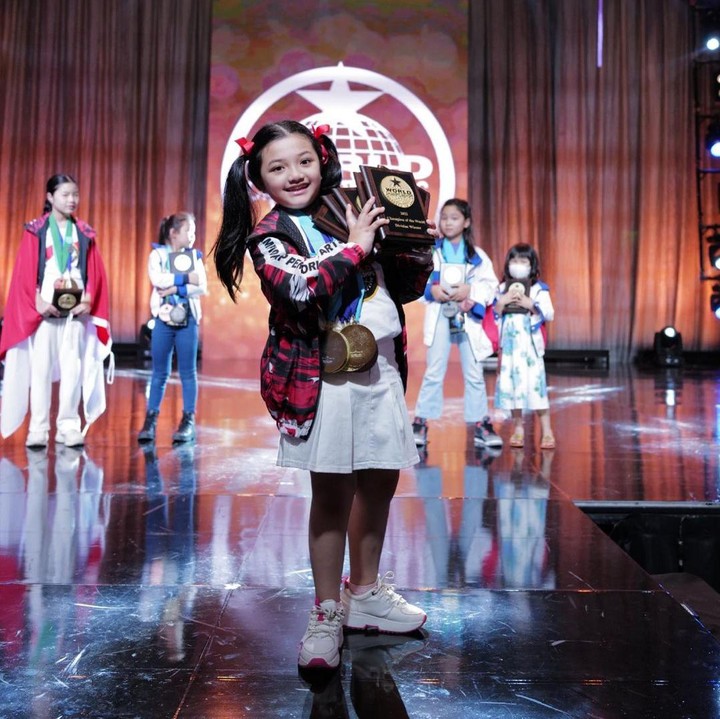 <p>Pada tahun 2022, Arsy putri Ashanty mendapatkan 8 medali kategori junior awards, 6 medali emas, 2 medali perak, dan total 14 penghargaan, kala lomba nyanyi di WCOPA Amerika Serikat. Sang Bunda pun mengungkapkan rasa bangganya pada Arsy. "<em>Alhamdulillah</em> Total Arsy bawa 14 penghargaan. Bangga lihat bendera Indonesia berkibar, bangga dengan peserta Indonesia yang lain-lain," jelas penyanyi 39 tahun ini. (Foto: Instagram: @ashanty_ash)</p>