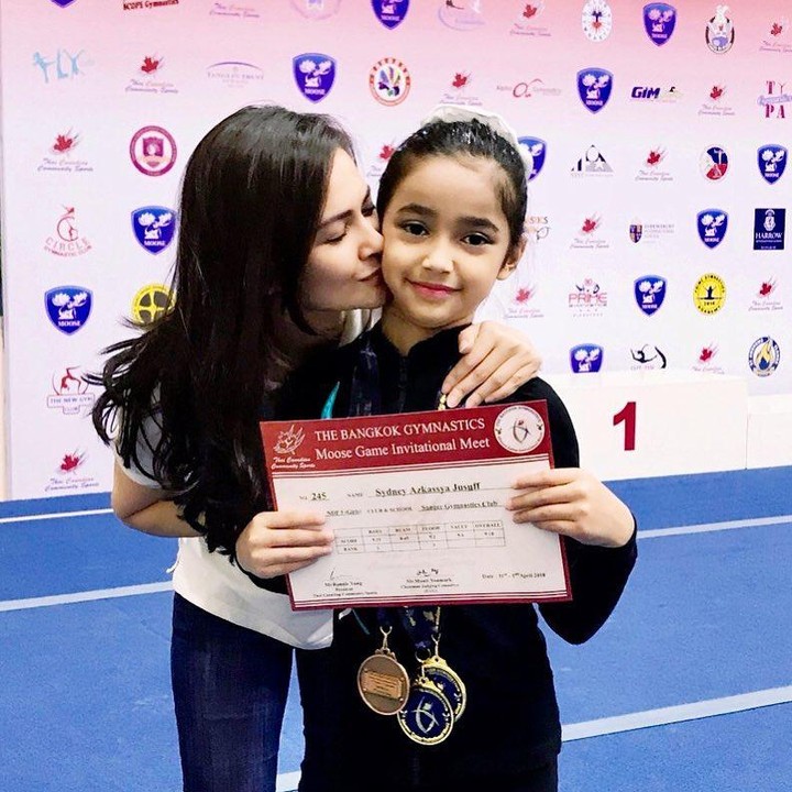 <p>Beberapa tahun lalu, Sydney anak Cut Tary pernah memenangkan lomba olahraga <em>gymnastic</em> di Bangkok. Ia pun membagikan momen membahagiakan ini ke media sosial. "Aku selalu di sini untuk membimbingmu, mendukungmu, memotivasimu dalam mencapai impian dan kebahagiaanmu, Putriku yang manis," tutur Cut Tary dengan Bahasa Inggris. (Foto: Instagram: @cuttaryofficial)</p>