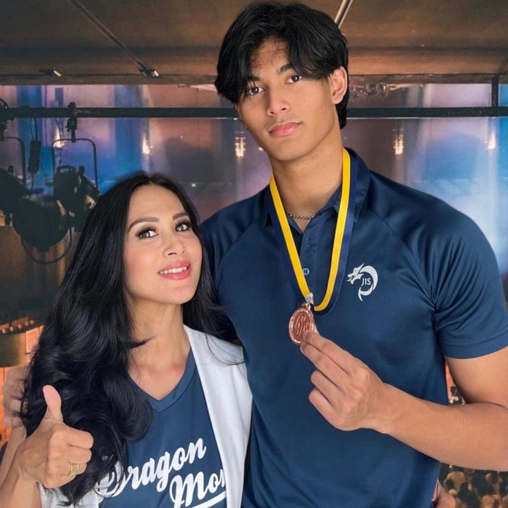 <p>Belum lama ini, Diah Permatasari menguggah potret sang anak yang menang lomba basket di Taipei. Diah pun mengaku menjadi pendukung terbesar sang anak. "Bangga menjadi Ibu. Dari anak laki-laki dan tim yang luar biasa dan berbakat. 'Aku adalah pemandu sorak terbesar dan paling berisik'. 'Aku akan selalu berada di sini untuk menyemangatimu. Mamahnya masih belum bisa <em>move on</em>!," kata Diah ketika mengunggah momen kemenangan sang anak. (Foto: Instagram: @dps_diahpermatasari)</p>