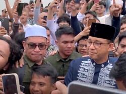 Anies Jumatan di Masjid Al-Azhar, Jadi Rebutan Foto Jemaah