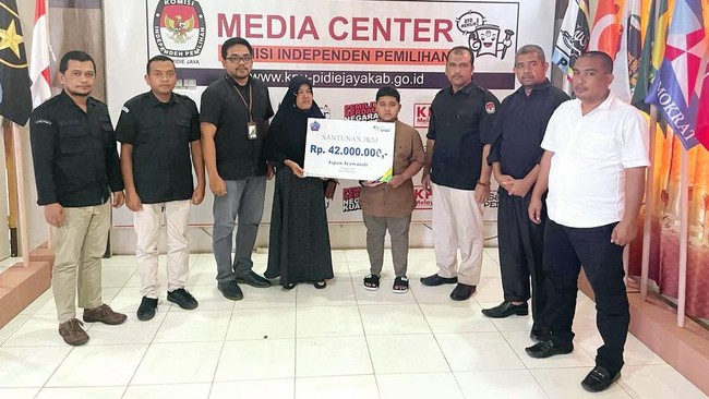 BPJS Ketenagakerjaan membayarkan manfaat Jaminan Kecelakaan Kerja Rp127 juta dan beasiswa untuk 2 orang anak Rp144 juta ke petugas pemilu yang meninggal dunia.