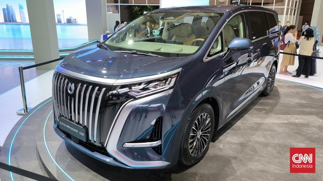 BYD memperkenalkan mobil listrik keempat, Denza D9, berupa MPV ukuran besar yang bisa jadi lawan Toyota Alphard.