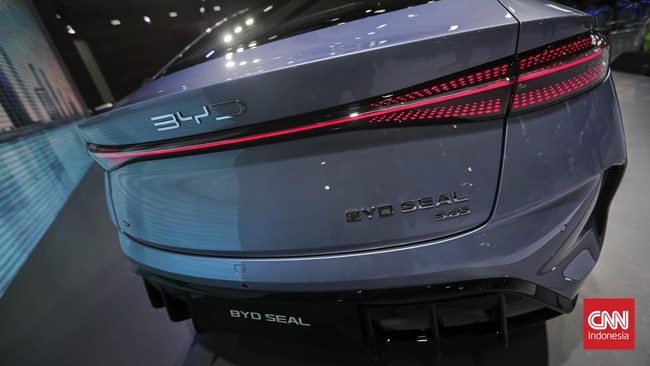 BYD Indonesia menjelaskan masalah mobil listrik Seal milik Akbar Faizal, yang bermula dari kecelakaan. Perbaikan terhambat klaim asuransi dan miskomunikasi.