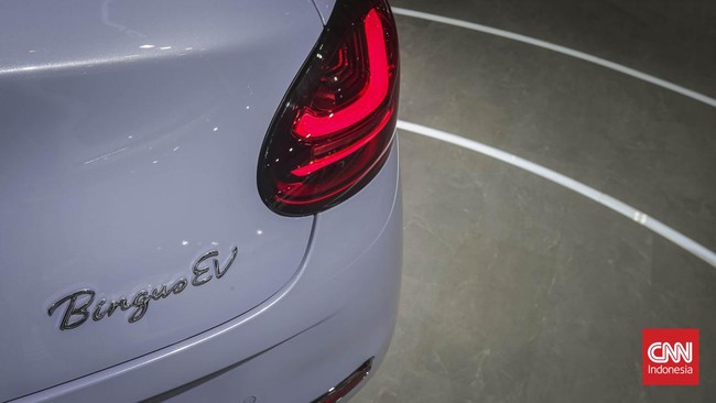 Mobil Wuling Binguo EV milik Wulan Sagita tampil norak dan mengganggu warga karena memakai strobo dan telolet.