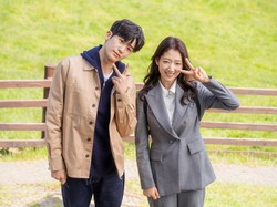 Lirik Lagu Love Is Ost. Doctor Slump - Dayoung WJSN ft Eden