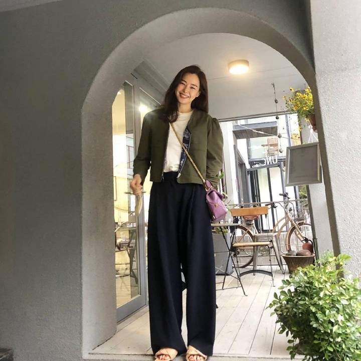 <p>Sebagai sosok yang pernah berkecimpung di dunia modeling, Honey Lee juga dikenal dengan gaya berpakaiannya. Selama ini, ia selalu terlihat <em>stylish,</em> Bunda. (Foto: Instagram @honey_lee32)<br /><br /><br /></p>