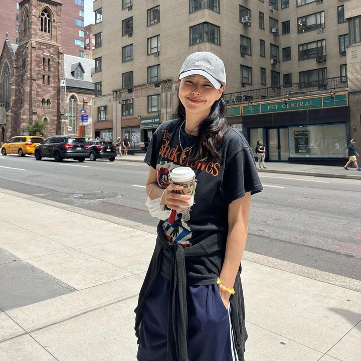 <p>Di sisi lain, Honey Lee juga terlihat kece dengan outfit santai seperti ini. Dengan kaus dan celana panjang hitam, penampilannya semakin keren dengan topi abu-abu seperti berikut. Bagaimana menurut pendapat Bunda? (Foto: Instagram @honey_lee32)</p>