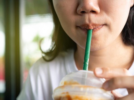 Ini Alasan Mengapa Minum Pakai Sedotan Bikin Keriput, Ternyata...