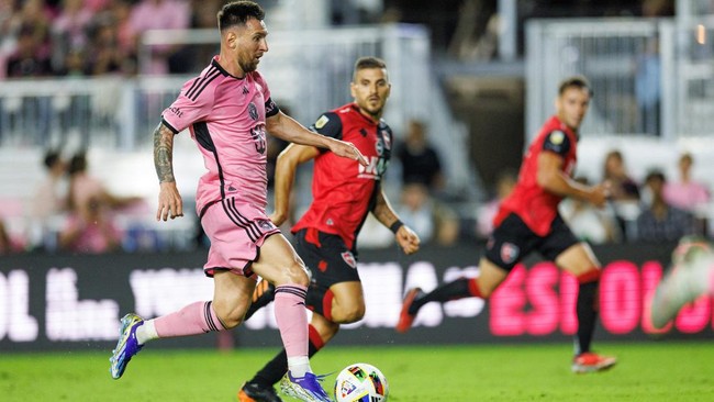 Lionel Messi nyaris mencetak gol ajaib pada laga uji coba Inter Miami vs Newell's Old Boys yang berakhir sama kuat 1-1 di Stadion , Jumat (16/2).