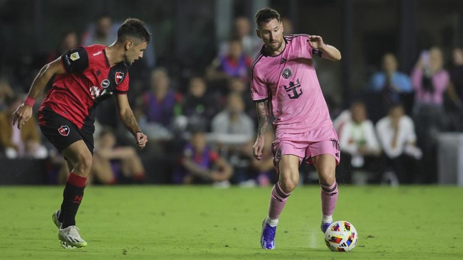Ulang Tahun Ke-38, Messi Diabadikan Jadi Tribune di Newell's Old Boys Nama Lionel Messi diabadikan sebagai salah satu tribune stadion milik klub Argentina, Newell's Old Boys.