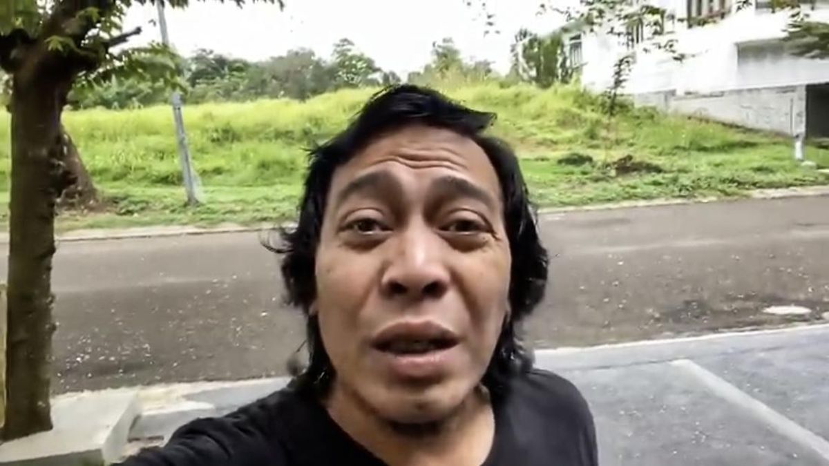 Komeng Datang ke Pengungsian Banjir di Padang, Hibur Ibu dan Anak