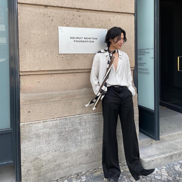 <p>Aktor yang berada di bawah naungan agensi Black Label ini juga aktif menggeluti karier sebagai model. Ia kerap dipercaya untuk menjadi model dan diundang ke berbagai acara mode terkemuka. (Foto: Instagram @wonjong_)</p>