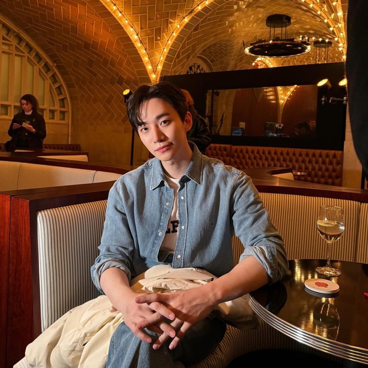 <p>Acara NYFW 2024 tak hanya dihadiri oleh artis perempuan. Lee Junho menjadi salah satu tamu undangan Tommy Hilfiger di acara tersebut. Member 2PM itu terlihat tampan memakai busana denim. (Foto: Instagram @le2jh)</p>