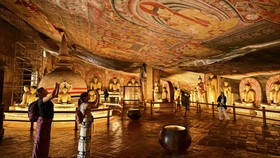 FOTO: Keanggunan Kuil Buddha Tersembunyi Dalam Gua di Sri Lanka