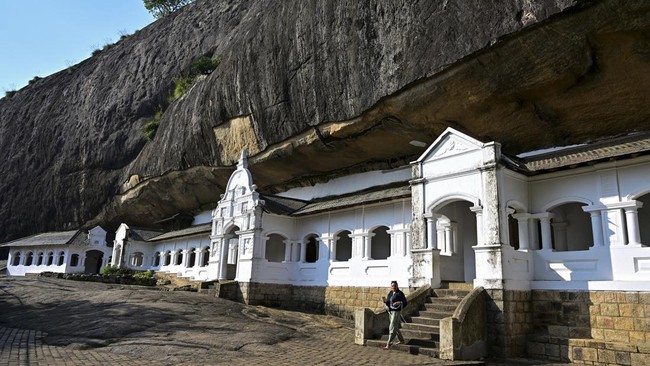FOTO: Keanggunan Kuil Buddha Tersembunyi Dalam Gua di Sri Lanka