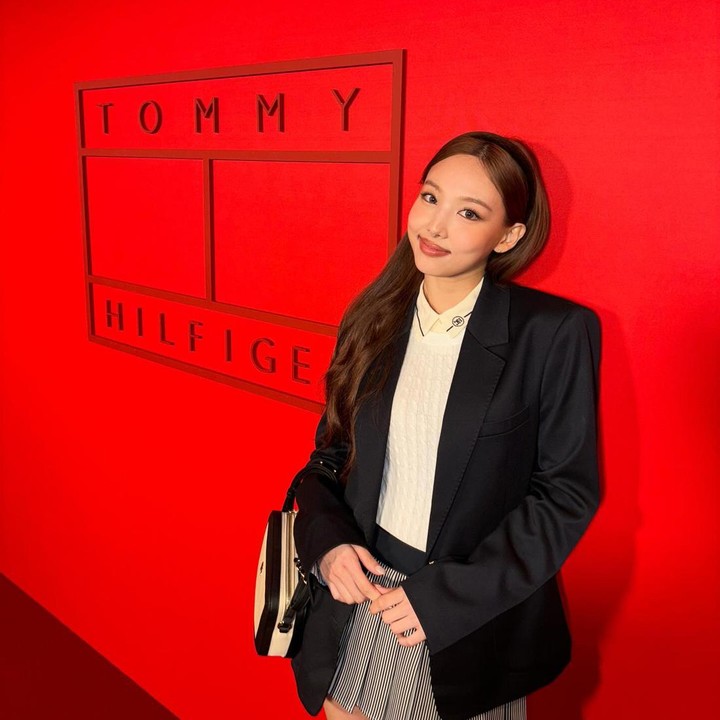 <p>Tak hanya Dahyun, member TWICE yang satu ini juga tampil memesona di NYFW 2024. Nayeon menghadiri undangan Tommy Hilfiger dengan tampilan ala<em> school girl.</em> Ia memakai <em>blazer</em> hitam dengan <em>flare skirt</em> abu-abu. (Foto: Instagram @nayeonyny)</p>