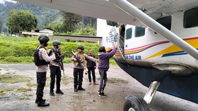 Pesawat Asian One Air Ditembak OTK di Papua Tengah