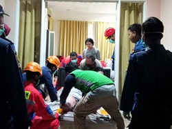 Damkar Bogor Bantu Evakuasi Wanita Obesitas ke Rumah Sakit