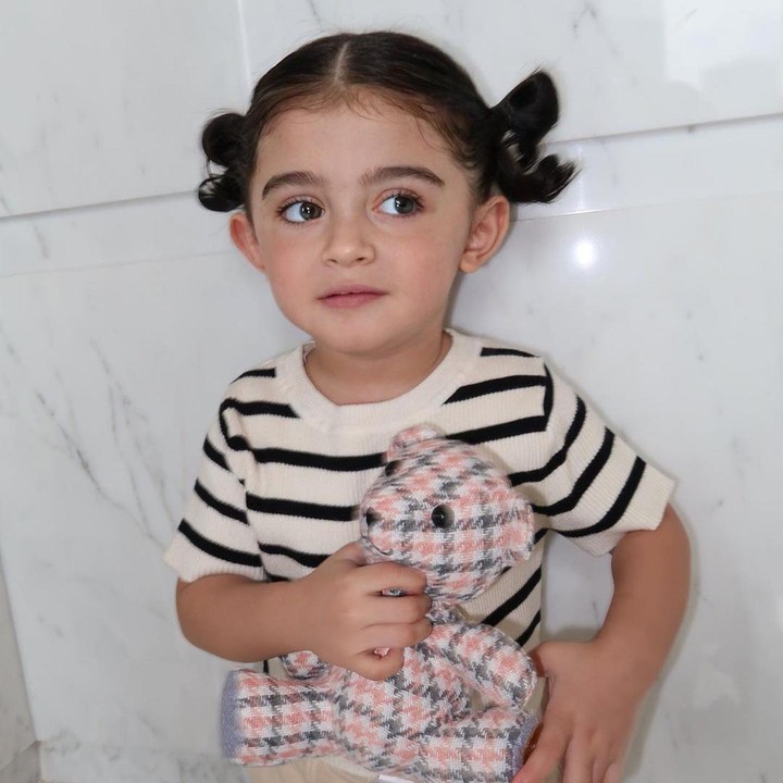 <p>Margin dan Ali sering mengunggah momen kebersamaannya dengan Si Kecil. Wajah cantik Guzel yang blasteran ini pun membuat banyak netizen 'meleleh'. (Foto: Instagram: @guzelimalisyakieb)</p>